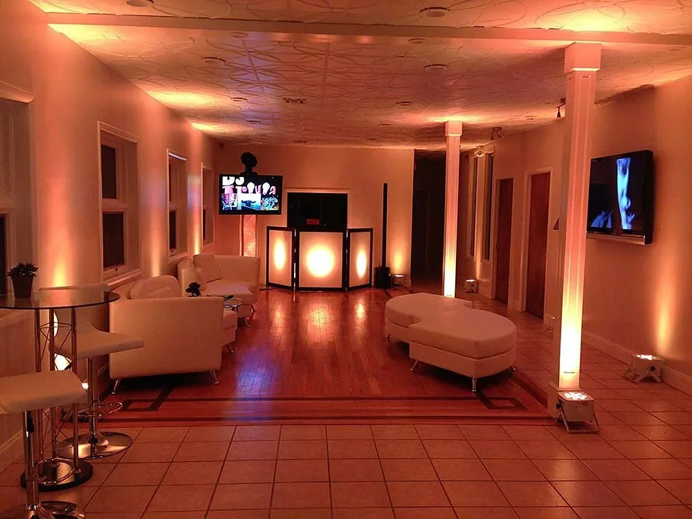 Reception room uplit in peach